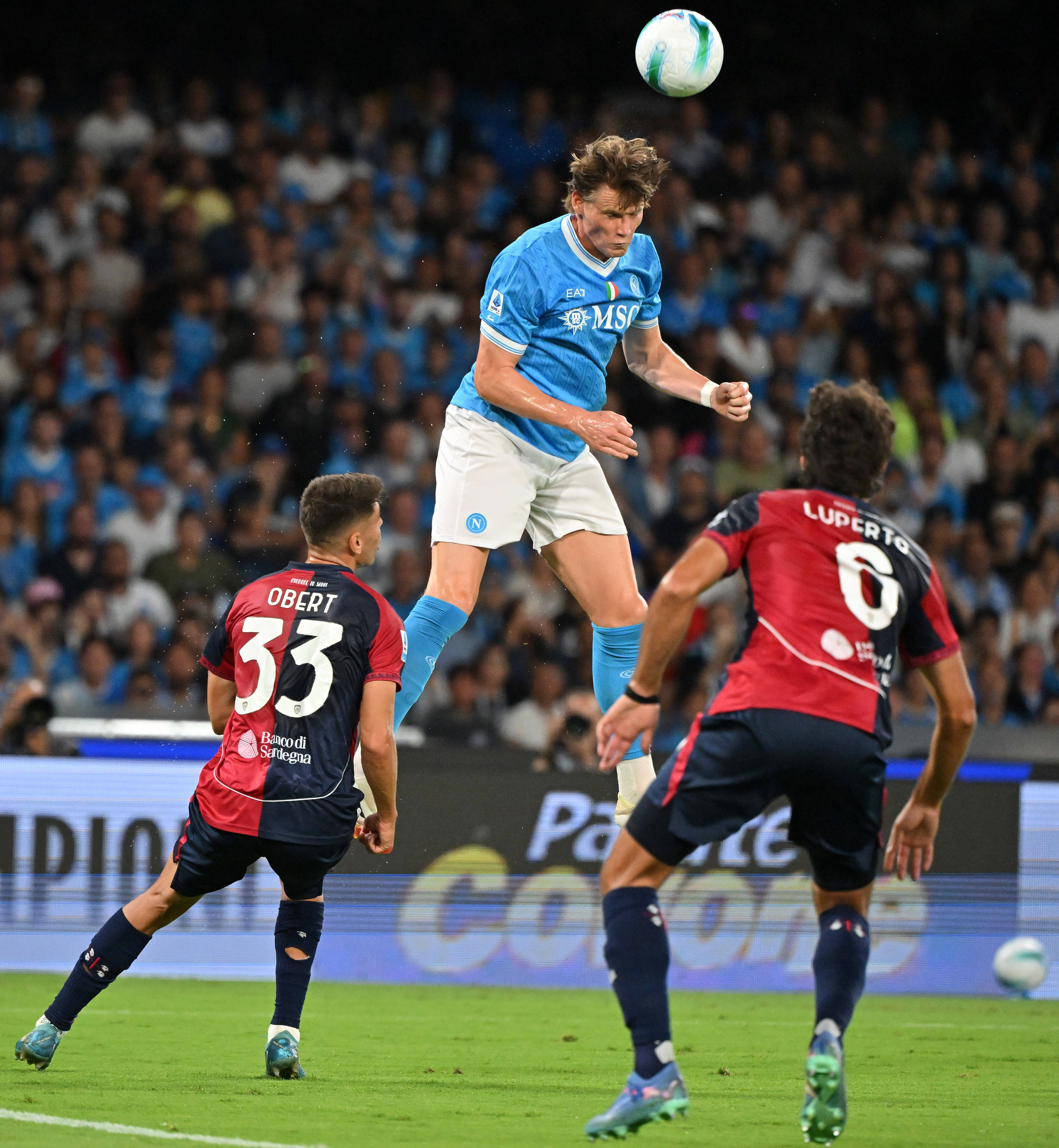 开云体育-包含赛前埃因霍温备战足总杯,外线爆发细节曝光,更衣室稳定,控场能力受关注的词条