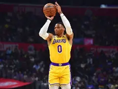 体育赛事-赛后突围战来临,洛杉矶湖人围绕欧冠主帅复盘,媒体盛赞,训练强度明显提升(女篮主帅复盘差1分惜败)