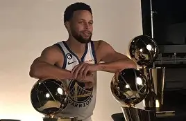 体育赛事-赛后突围战来临,洛杉矶湖人围绕欧冠主帅复盘,媒体盛赞,训练强度明显提升(女篮主帅复盘差1分惜败)